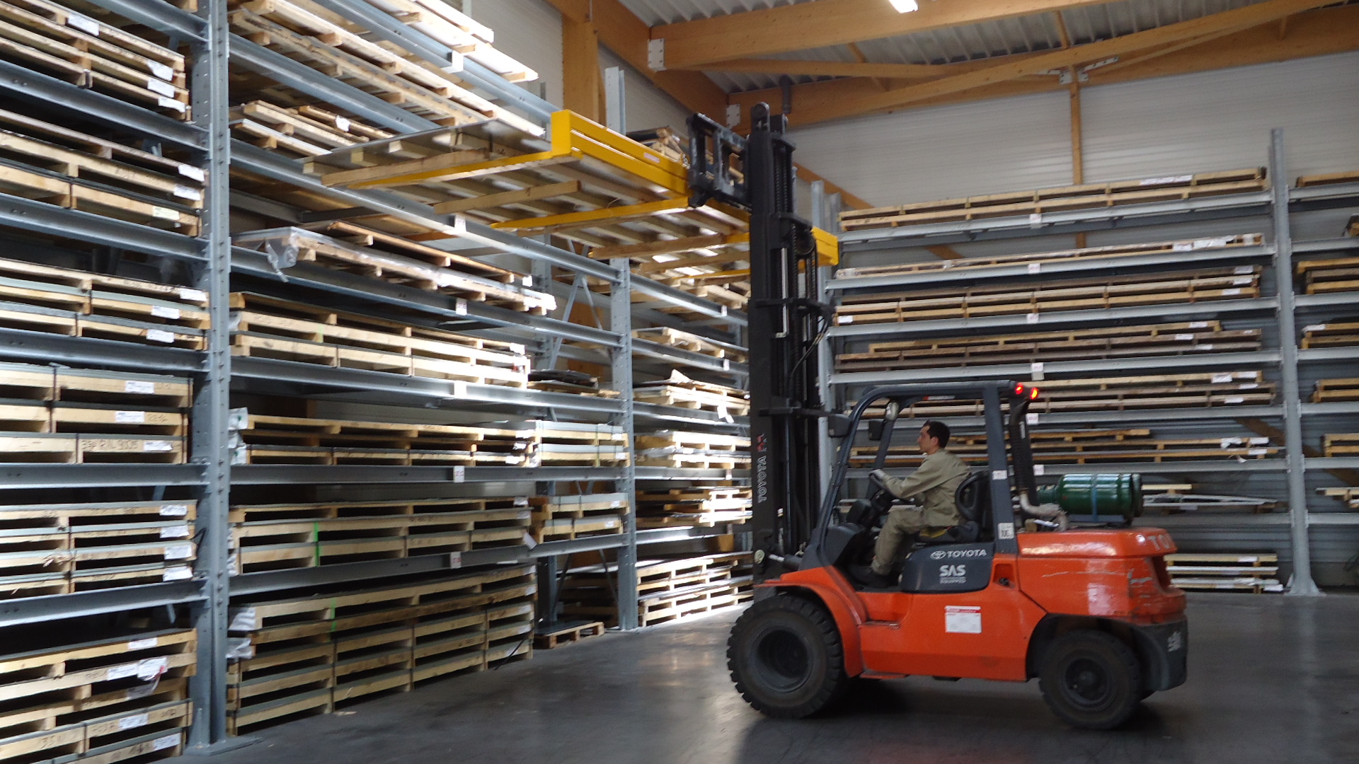 Elargisseur de fourches pour stabilisation des charges longues